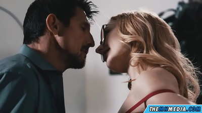 Seks romantik dengan berambut perang slutty